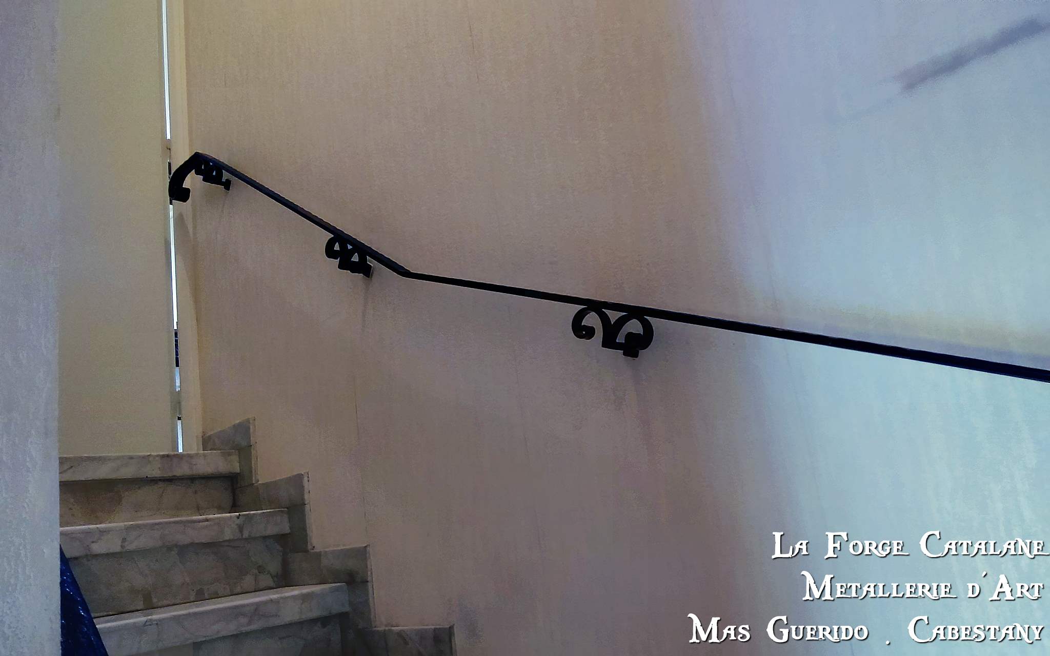 main courante en fer plat martele cavalier en forme de volutes  forge catalane.jpg